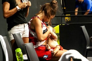 La historia de la basquetbolista argentina que amamantó a su bebé en el entretiempo de un partido