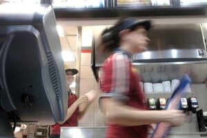 Las empresas de comida rápida dieron marcha atrás con despidos y rebajas salariales