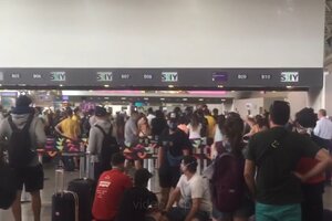 Casi 400 argentinos permanecen varados en el aeropuerto de Brasil