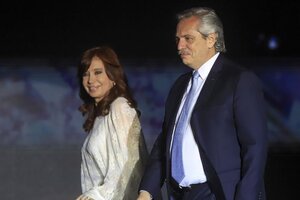 Alberto Fernández y Cristina Kirchner repudiaron el ataque a la sede de Clarín