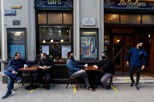 Reabren bares y restaurantes porteños con mesas al aire libre