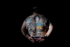 Con El Diez en la piel: furor por los tatuajes en homenaje a Diego Maradona tras su muerte