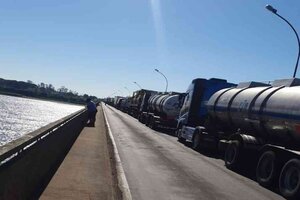 Camioneros bloquearon el cruce internacional Paso de Los Libres por agresiones brasileñas a choferes