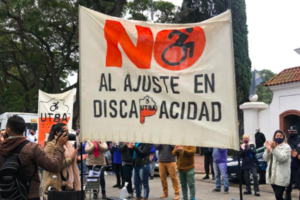 Transportistas de personas con discapacidad protestan en la Quinta de Olivos