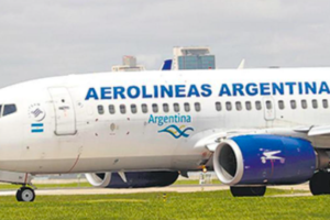 Por la pandemia, Aerolíneas Argentinas pagará la mitad de los salarios durante julio