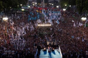 Emotivo editorial de Víctor Hugo por el Día de la Democracia: "Agitamos las banderas de la esperanza y la fe"
