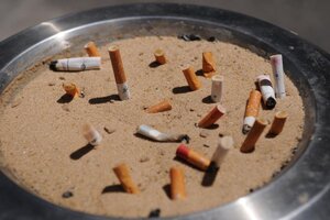 Ciudad de Buenos Aires: multas de hasta 15 mil pesos a quienes tiren colillas de cigarrillo en la calle