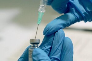 Estados Unidos aplicará una tercera dosis de la vacuna a personas inmunodeprimidas