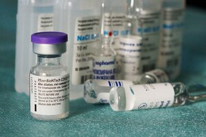 Pfizer anunció que en marzo tendrá una vacuna adaptada a la variante Ómicron