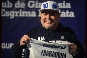 Maradona fue presentado como DT de Gimnasia