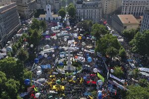 "Democracia para siempre": masiva convocatoria en Plaza de Mayo