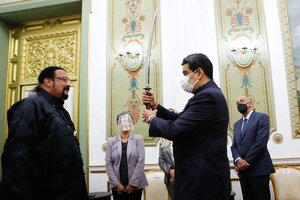 El curioso intercambio de regalos entre Steven Seagal y Nicolás Maduro
