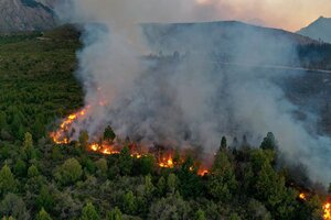 El Bolsón: combaten un incendio fuera de control que ya afectó a 6.500 hectáreas