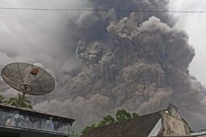 Indonesia: un  muerto y mas de 40 heridos tras la erupción de un volcán en la isla de Java