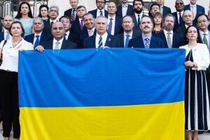 Víctor Hugo cruzó a Manzur por su foto con la bandera de Ucrania: "¿Cómo se puede llegar a ese grado de alcahuetería?"