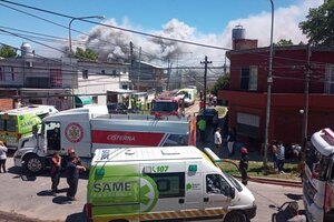 Incendio en una fábrica de químicos en Berazategui: 150 evacuados y peligro de derrumbe