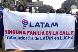 Trabajadores de Latam y el Parque de la Costa protestaron en el Obelisco por sueldos y aguinaldos adeudados