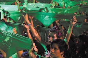 La historia oculta detrás del pañuelo verde, el símbolo de la lucha por el aborto legal