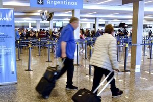 La directora de Migraciones advirtió que "si no es esencial, lo mejor es restringir los viajes"
