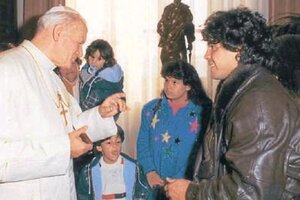 "Vendé el techo, fiera" y un insulto: el encuentro entre Diego Maradona y el Papa Juan Pablo II
