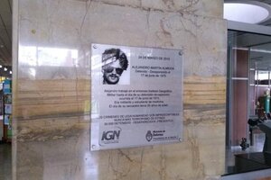 Reinstalan la placa en homenaje al hijo de Taty Almeida