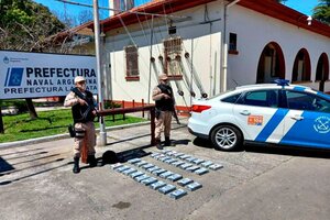 Un muerto, un bolso con 37 kilos de cocaína y dos náufragos en el Río de la Plata