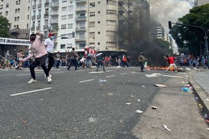 Tensión en el Congreso: manifestantes arrojaron piedras en rechazo al acuerdo con el FMI y la Policía desalojó la protesta
