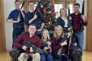 "Santa, traé munición": polémica por la foto navideña de un diputado estadounidense