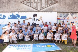La Plata: Victoria Tolosa Paz participó en la pintada de un mural de Diego Maradona