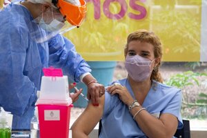 "No hay dosis": grave denuncia de trabajadores de la salud de la Ciudad por falta de vacunas para personal sanitario