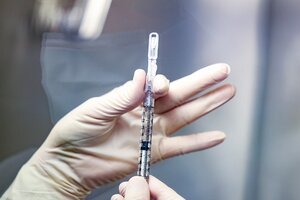 Seguridad, eficacia y temperatura: qué se sabe de la vacuna china Sinopharm que llegará esta semana al país