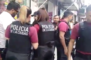 "Acusan a la Policía de la Ciudad por torturas contra vendedores ambulantes"