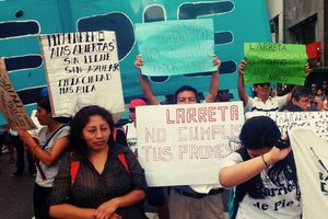 Marcha de Barrios de Pié por la falta de asistencia a comedores