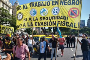 Protesta de taxistas en el centro porteño