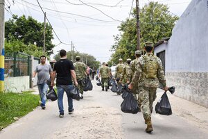 Rosario: Las fuerzas armadas repartieron alimentos en zonas carenciadas