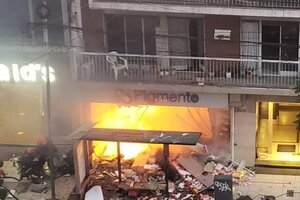 Incendio y explosión en Villa Crespo: fallecieron dos bomberos y hay 15 heridos
