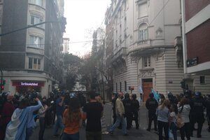 Se desarrolla un cacerolazo opositor en la residencia de Cristina Kirchner