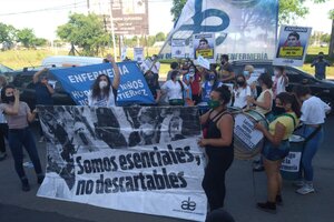 Enfermeras y enfermeros se manifestaron en la puerta del country donde reside Fernán Quiroz