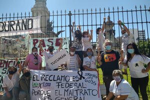 Acampe y ollas populares de enfermeros de la Ciudad de Buenos Aires frente al Congreso de la Nación