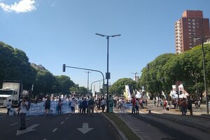Enfermeros y enfermeras cortan Avenida 9 de julio y anuncian un acampe