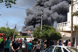 Feroz incendio en una fábrica de pinturas de Lanús