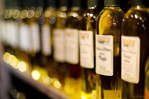 La Anmat prohibió un aceite de oliva, cloro para mantener piletas y dos productos médicos