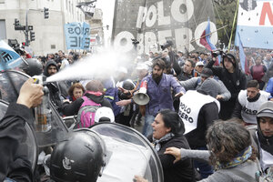 Tras la represión, acampe frente a Desarrollo Social  (Fuente: Leandro Teysseire)