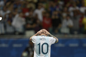 Lionel Messi, una muestra de la impotencia argentina en la noche de Salvador de Bahía. (Fuente: AFP)