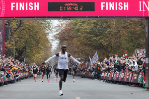 Kipchoge corrió una maratón en menos de dos horas pero no será record (Fuente: EFE)