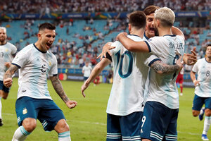 Messi, Dybala y Paredes festejan con Agüero el segundo gol argentino. (Fuente: EFE)