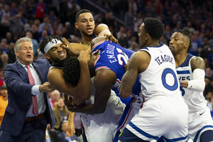 NBA: se agarró a piñas y lo festejó con sus compañeros (Fuente: AFP)