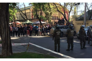Docentes chilenos protegen a los estudiantes de los Carabineros (Fuente: FMDOS/Chile)