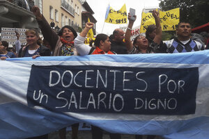 Docentes autoconvocados se manifestaron por las titularizaciones (Fuente: Maira Lopez)