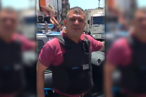 "Vení zurdito, filmame", la amenaza de un policía al detener a un vendedor ambulante
